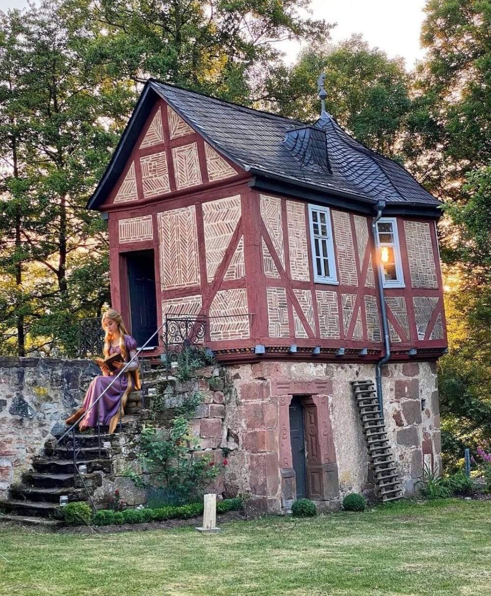 Rapunzelturm iund Rapunzel liest